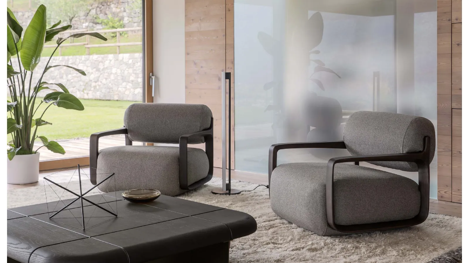 Upholstered armchair by Arkena Flou