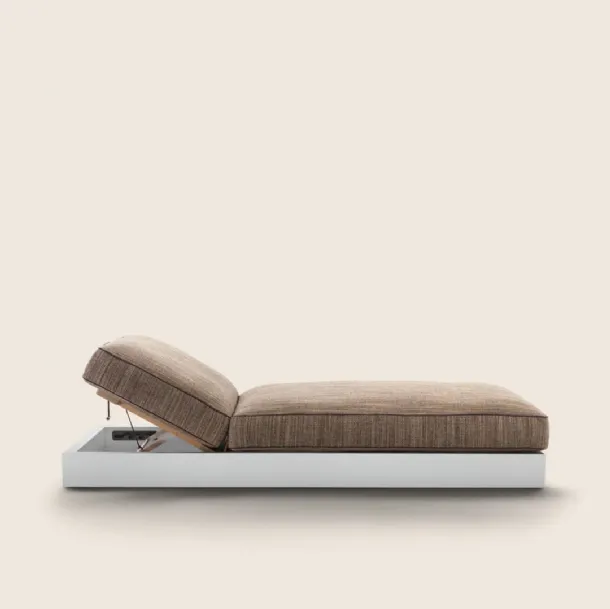 Daybed Freeport in aluminum and upholstered fabric by Flexform