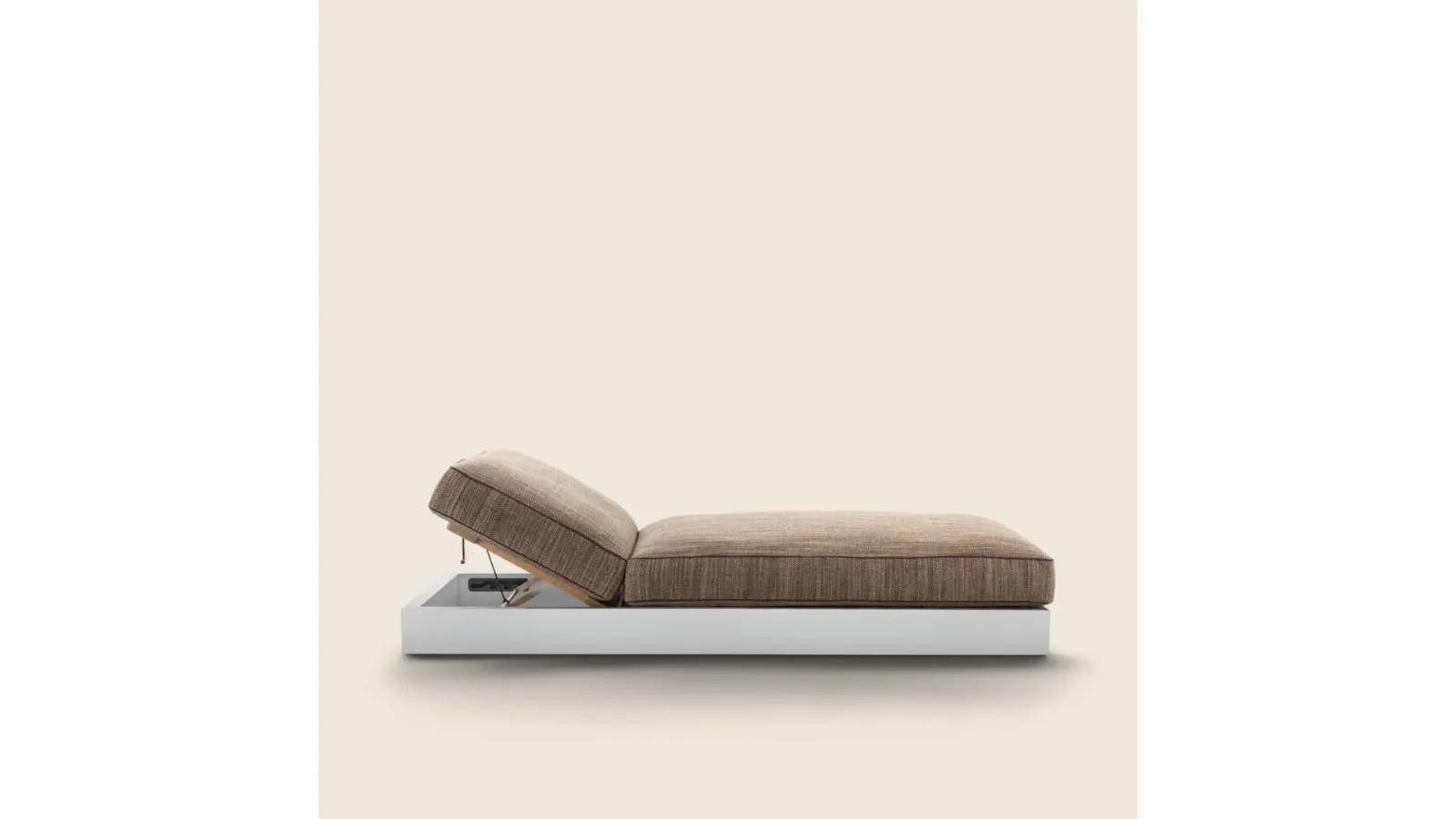 Daybed Freeport in aluminum and upholstered fabric by Flexform