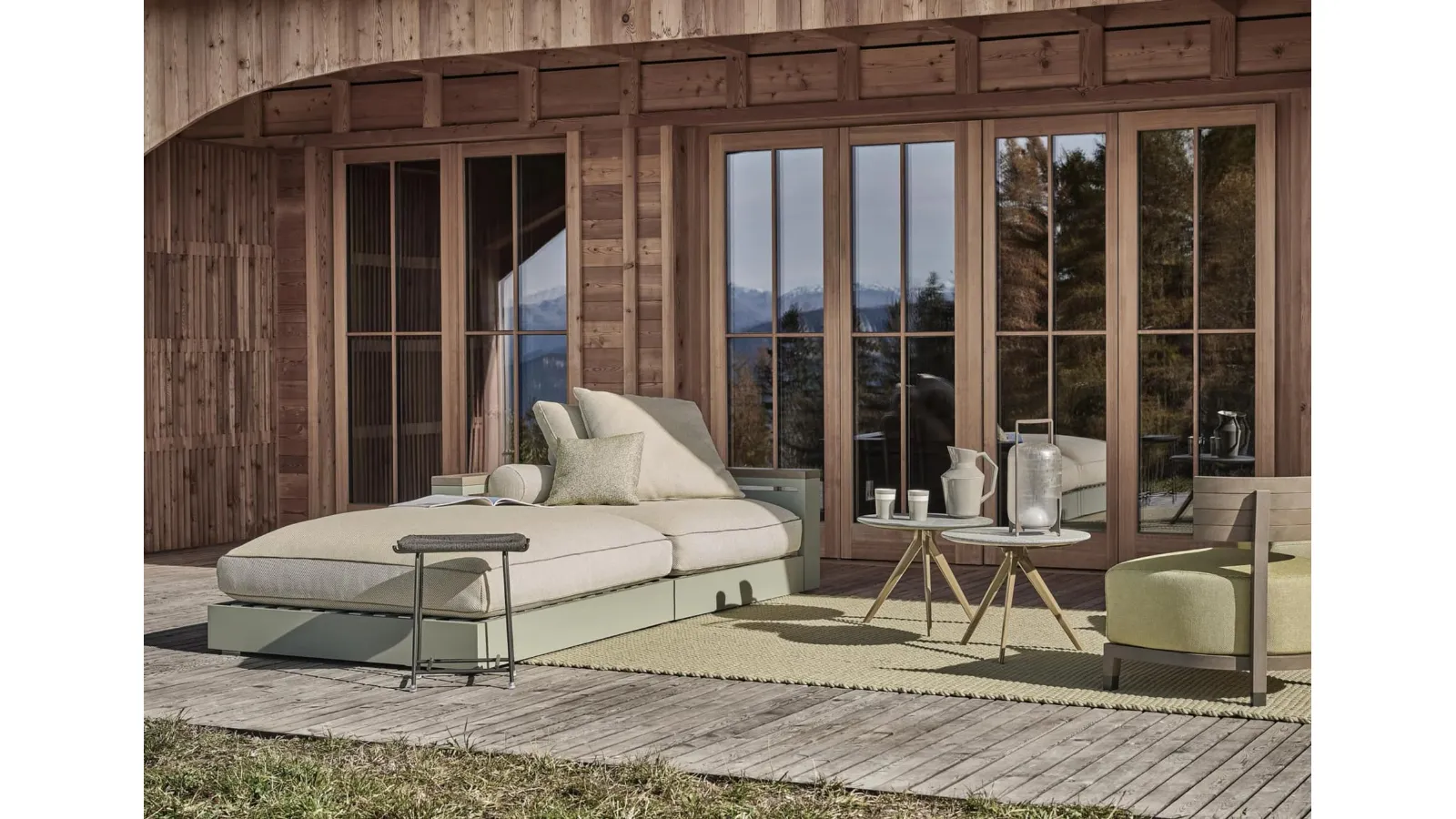 Freeport sofa in aluminum by Flexform