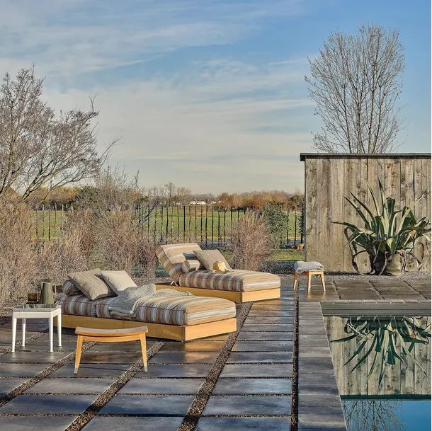 Hamptons daybed in solid wood and upholstered fabric by Flexform