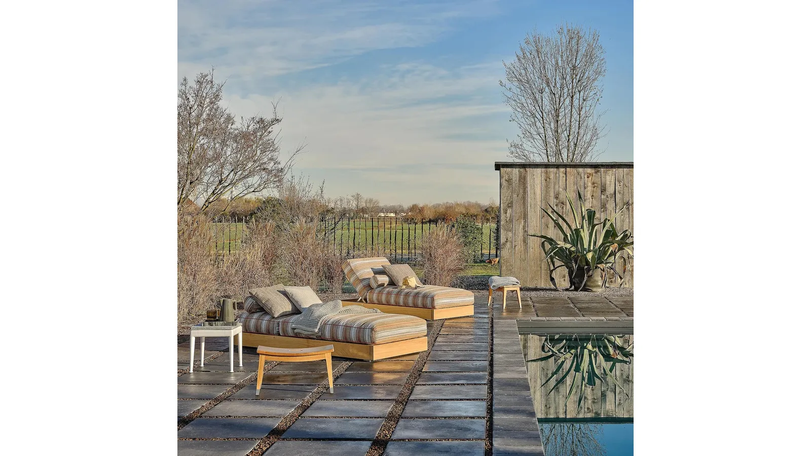 Hamptons daybed in solid wood and upholstered fabric by Flexform