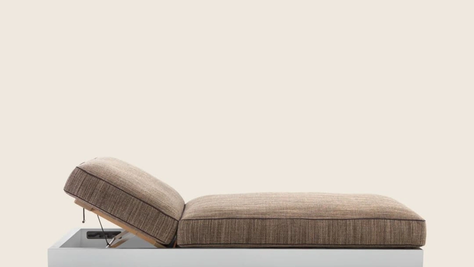 Daybed Freeport in aluminum and upholstered fabric by Flexform