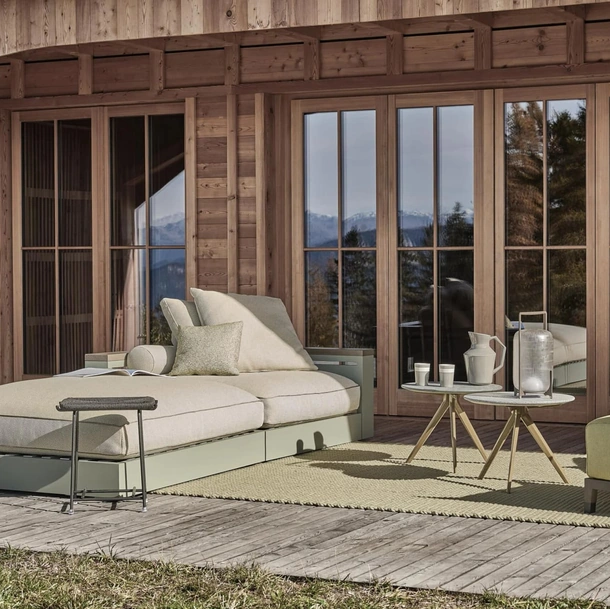Freeport sofa in aluminum by Flexform